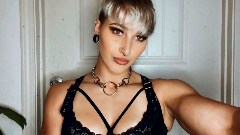 Rhea Ripley Shows Off Her Ripped Shoulders