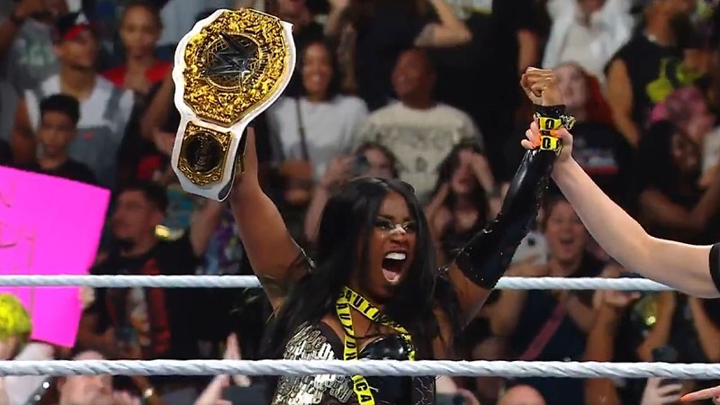 Naomi Cashes In at WWE Evolution to Become Women’s World Champion